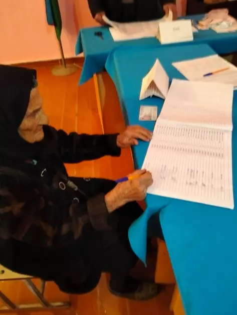 İmişlidə 113 yaşlı seçici məntəqəyə gələrək səsvermədə iştirak edib - FOTO
