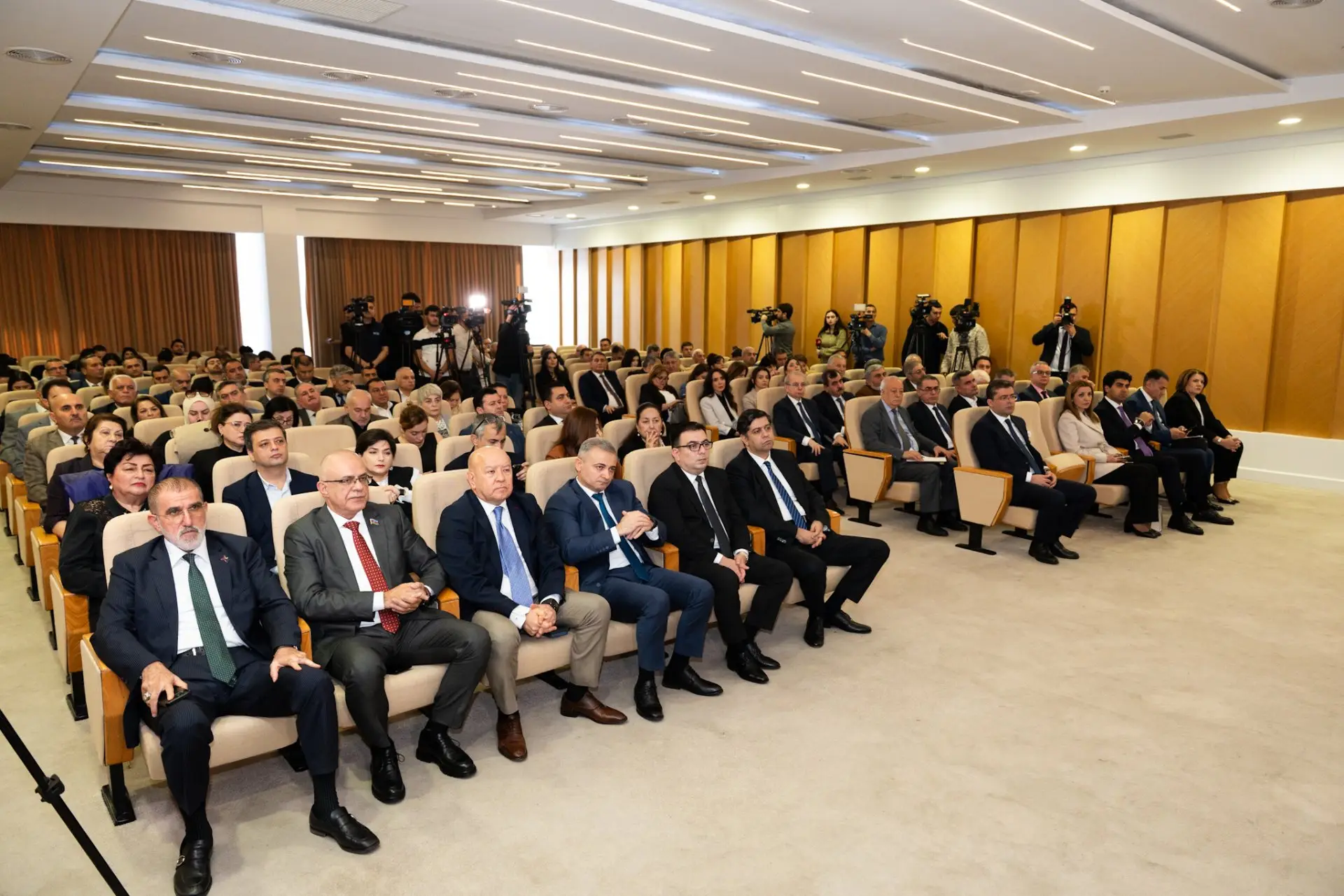 “Mediada Azərbaycan ədəbi dilinin normalarının düzgün tətbiqi” mövzusunda konfrans keçirilib - FOTO