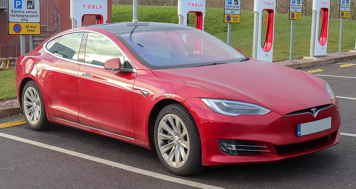 "Tesla"nın bazar dəyəri 1 trilyon dollardan aşağı düşüb