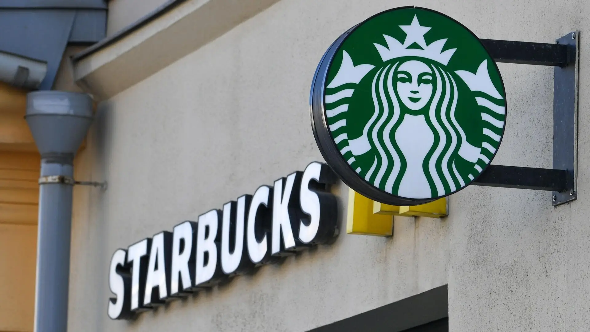 "Starbucks" yüzlərlə mağazasını bağlayıb, 900 işçisini ixtisar edib