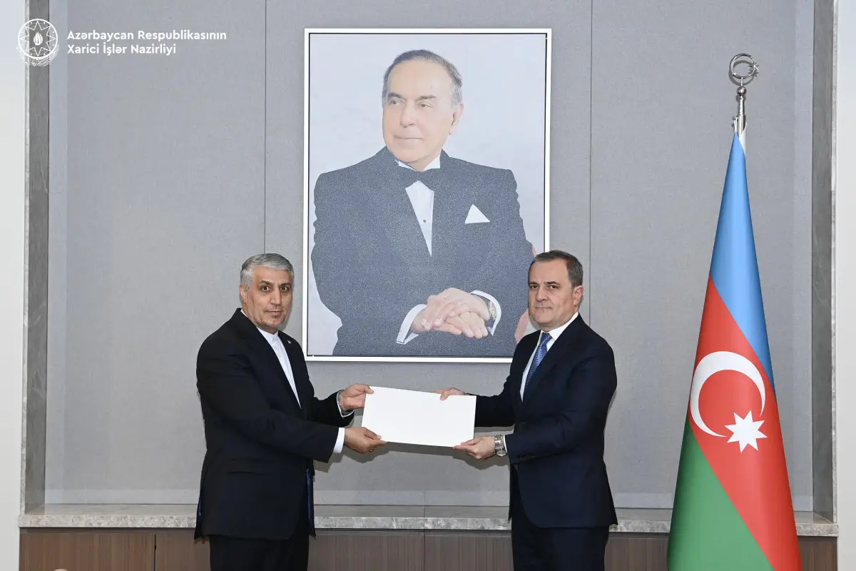 Ceyhun Bayramov İranın yeni səfirinin etimadnaməsinin surətini qəbul edib - FOTO