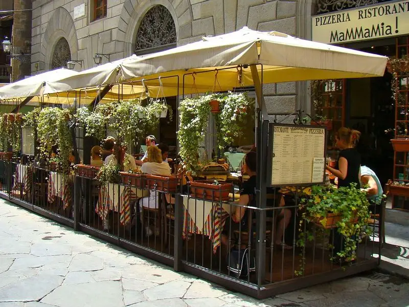 İtaliyanın məşhur şəhərində açıq havada yemək qadağan edilir