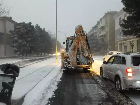 AAYDA: Yollar qardan təmizlənib, buzlaşmaya qarşı tədbirlər görülüb