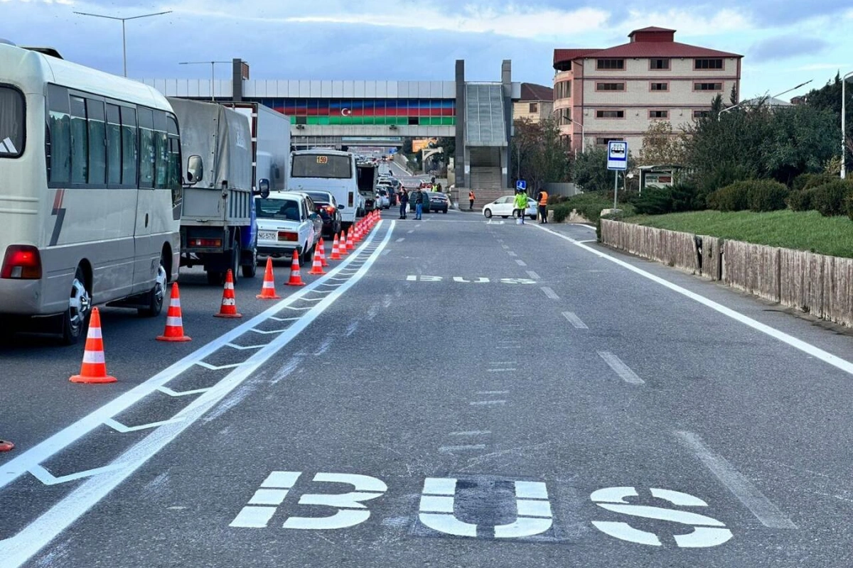 Avtobus zolaqlarında taksilərin sərnişin mindirib-düşürmələri üçün yerlər yaradılır