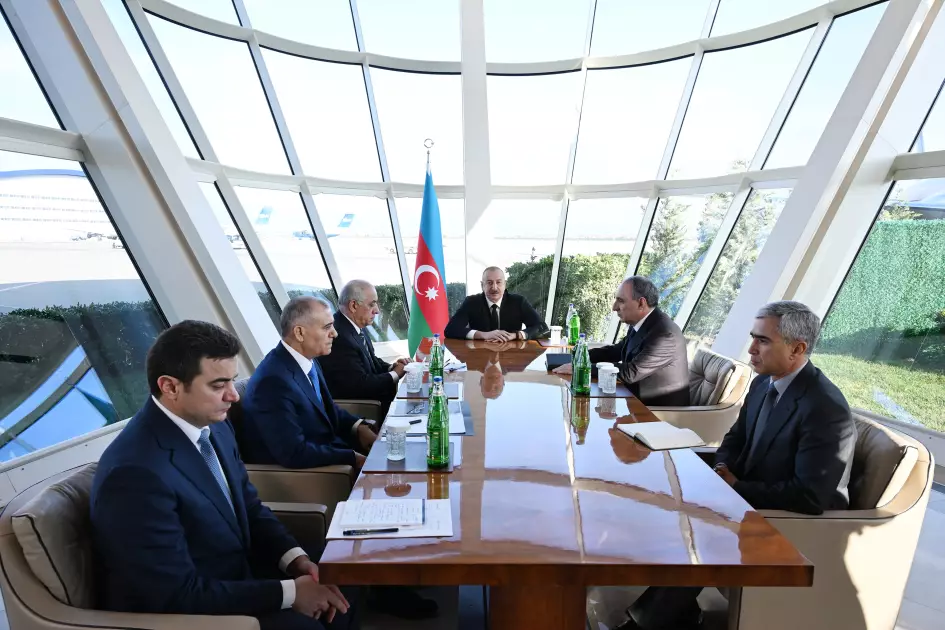 Prezident İlham Əliyev təyyarə qəzası ilə bağlı müşavirə keçirib