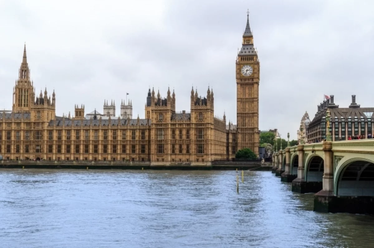 Britaniya Suriyanın 24 bankı və neft şirkətinə qarşı sanksiyaları ləğv edib