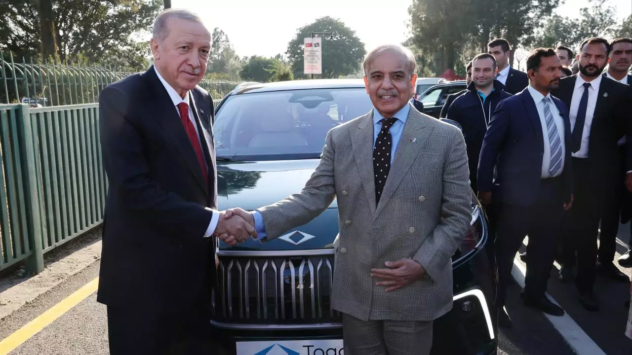 Ərdoğan Pakistanın Baş nazirinə "Togg" hədiyyə etdi - VİDEO