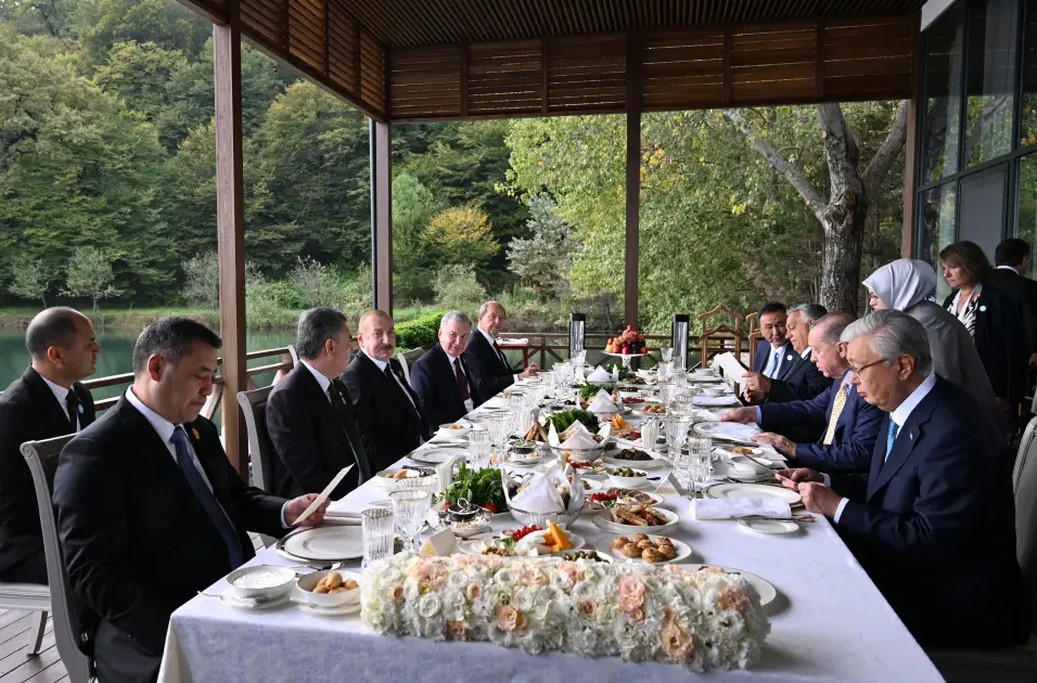 TDT-nin Zirvə Görüşündə iştirak edən dövlət və hökumət başçılarının şərəfinə rəsmi nahar verilib