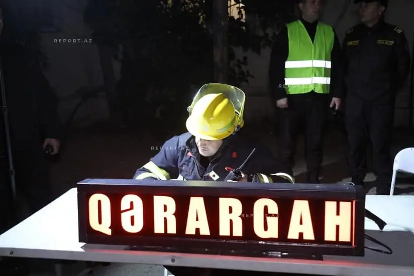 Yasamalda yanğının baş verdiyi yaşayış binasının qarşısında qərargah yaradıldı
