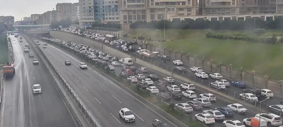 Yol qəzası Bakı-Sumqayıt şosesində nəqliyyatın sıxlığına səbəb olub