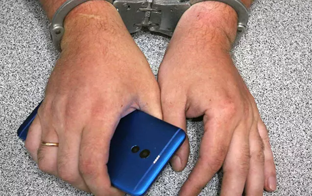 Yasamalda azyaşlı qızın telefonunu oğurlayanlar tutulub