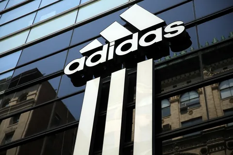 “Adidas”ın gəlirləri artıb