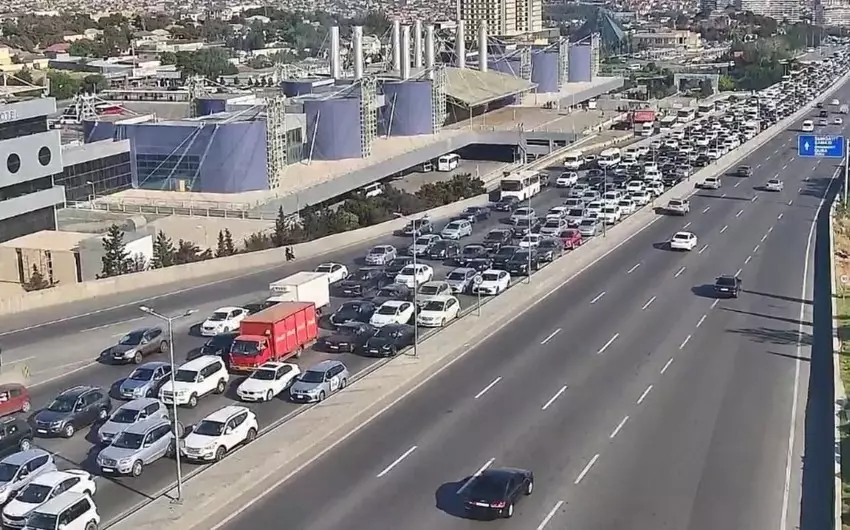 Bakının bir sıra yollarında tıxac yaranıb - SİYAHI
