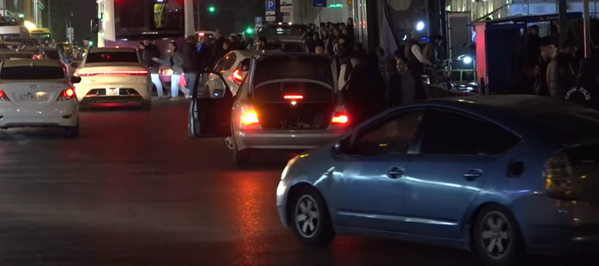 Metronun "20 Yanvar" stansiyasının ətrafında xaos - VİDEO