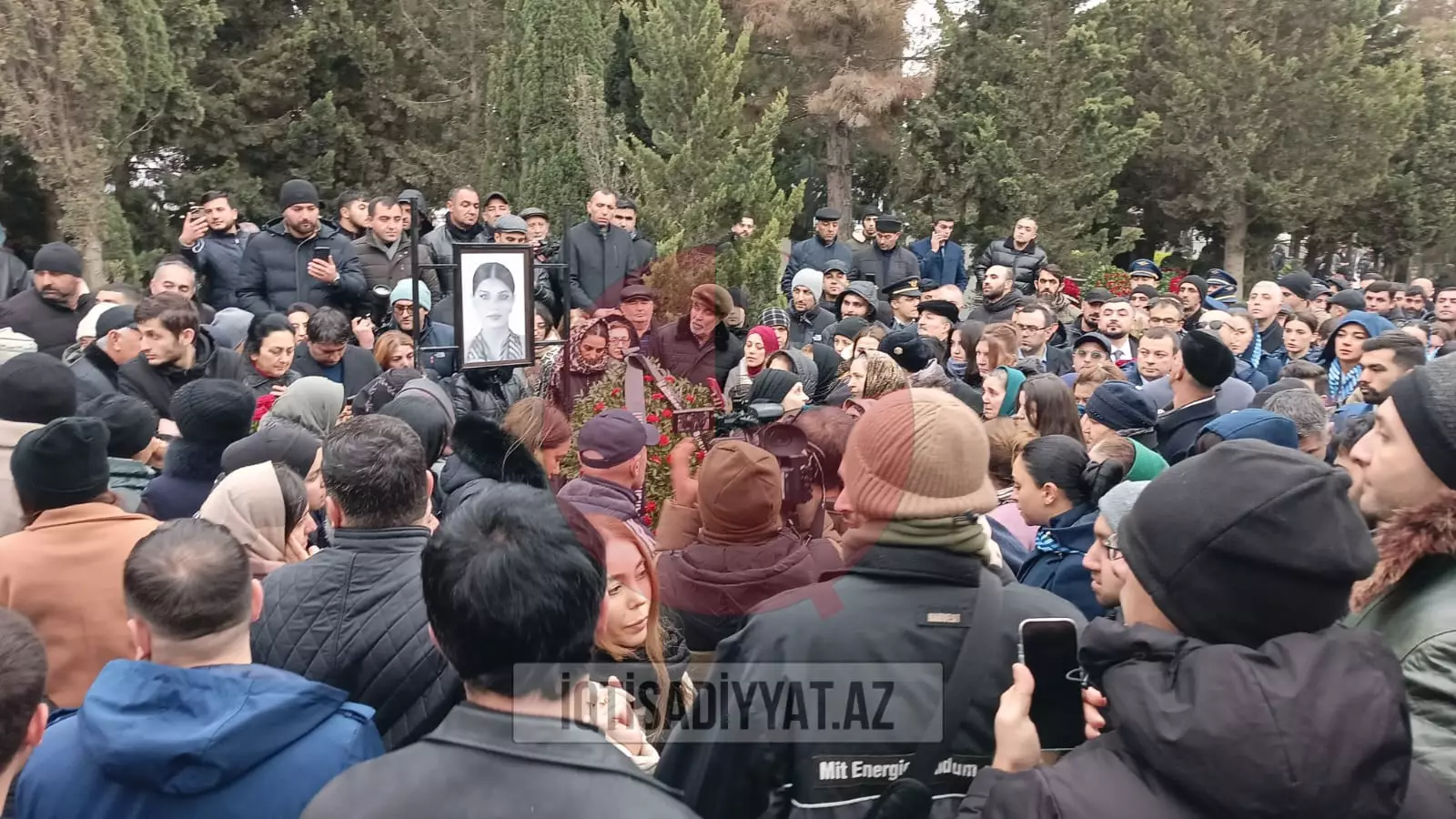 Təyyarə qəzasında həlak olan ekipaj üzvləri torpağa tapşırılıb - YENİLƏNİB