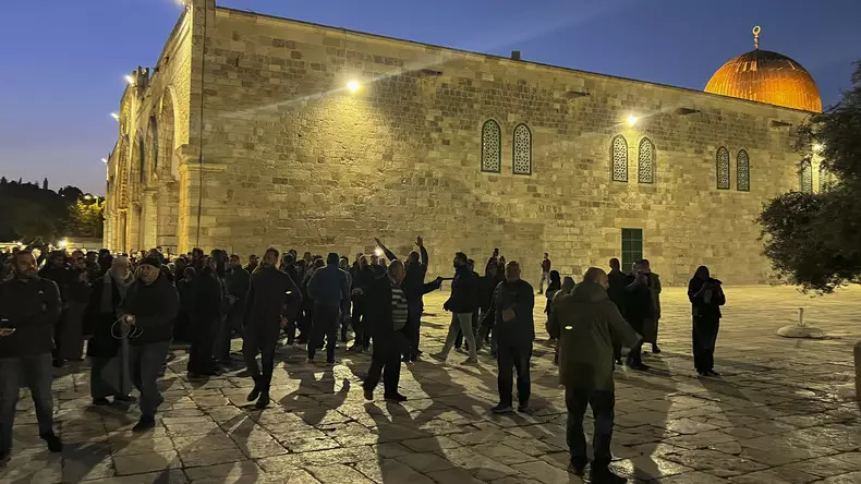 "Bayraq yürüşü" zamanı qarşıdurmalar yaşandı-Jurnalistlər hədəfdə