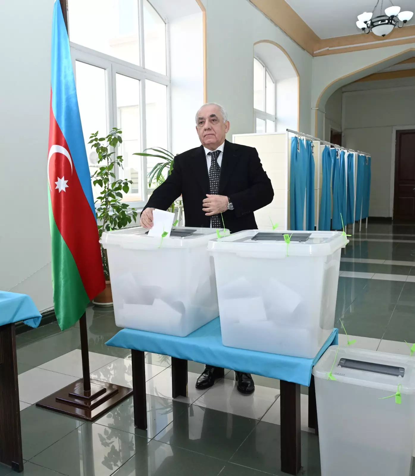 Əli Əsədov bələdiyyə seçkisində səs verib - FOTO