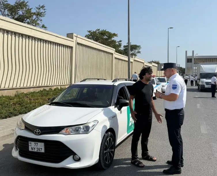 AYNA-nın qabağında uzun növbə yarandı - Taksi limitinə görə - FOTO