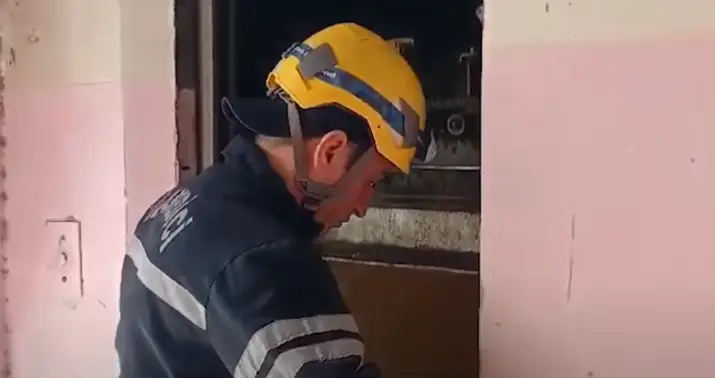 Liftdə köməksiz vəziyyətdə qalan şəxs xilas edilib