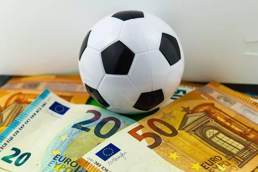 Futbol klubları yanvarda transferlərə 2,35 milyard avro xərcləyib