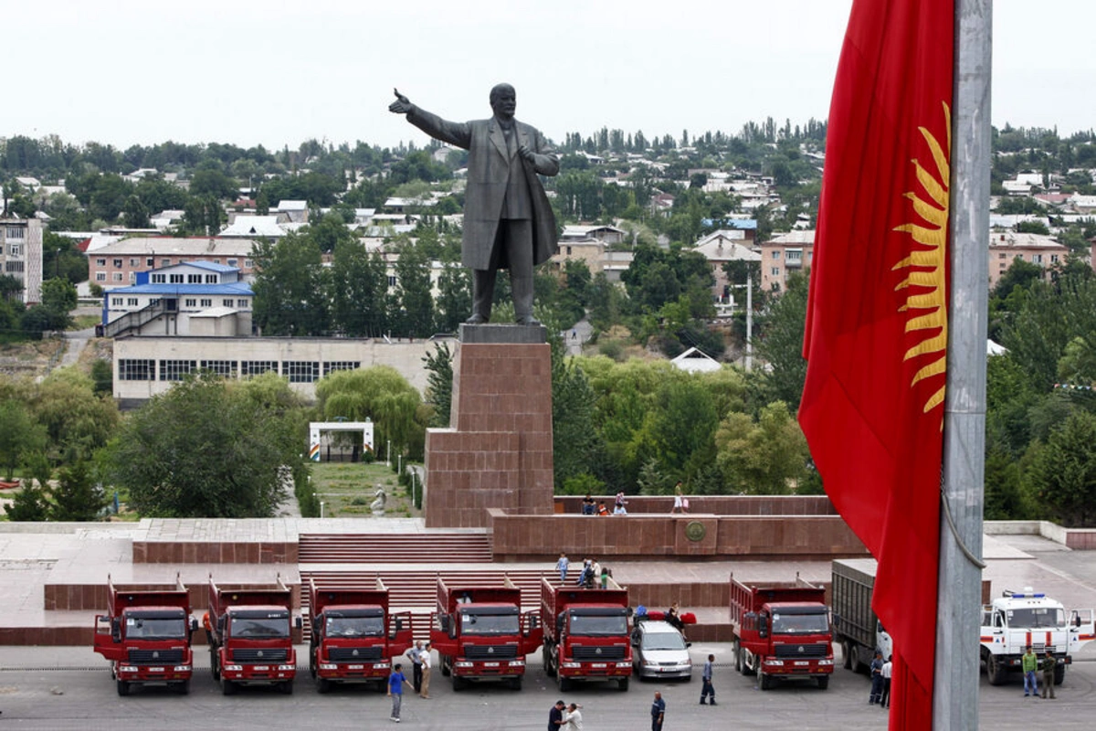 Leninin dünyadakı ən nəhəng heykəllərindən biri sökülüb