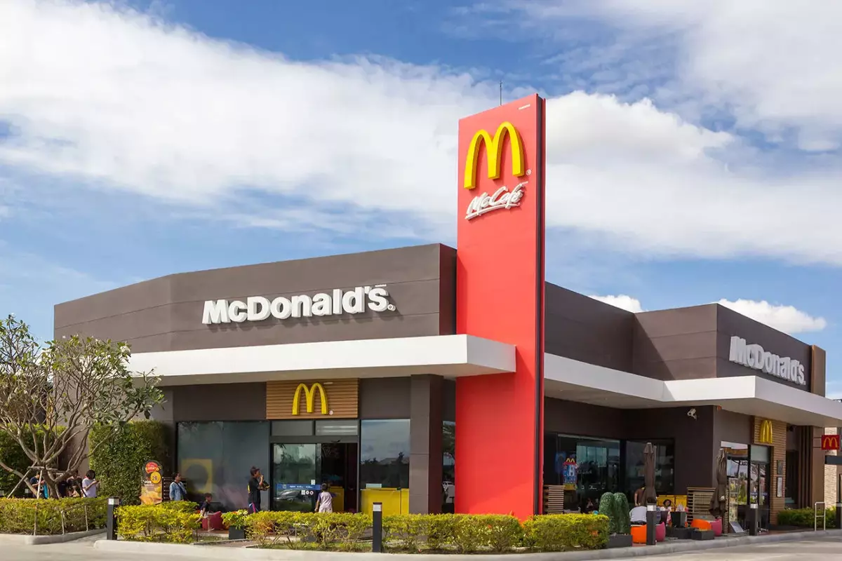 “McDonald’s” 5 milyard dollardan çox gəlir əldə edib
