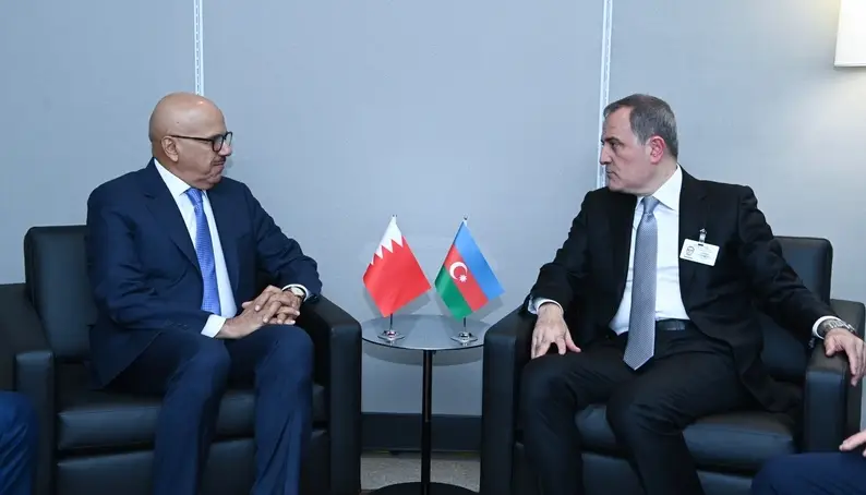 Ceyhun Bayramov bəhreynli həmkarı ilə regional prosesləri müzakirə edib