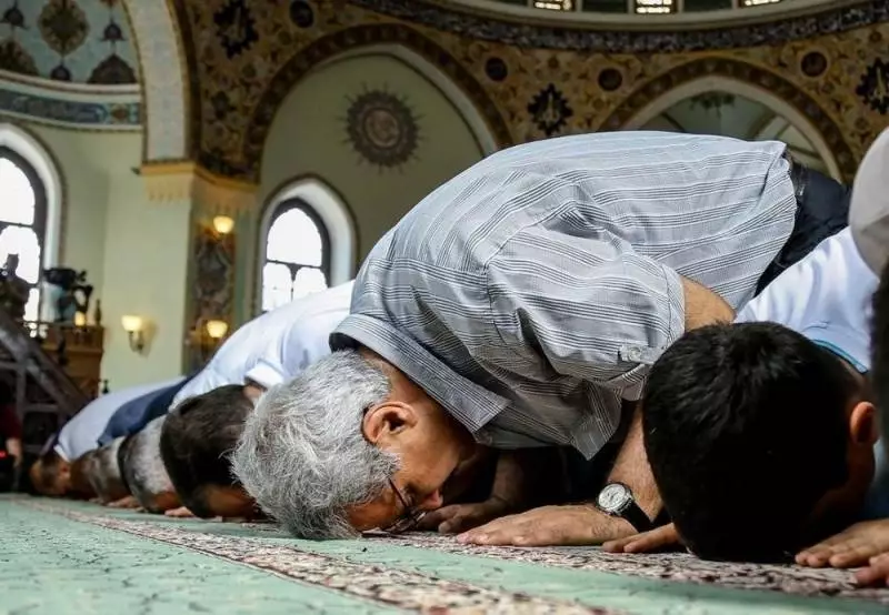 Azərbaycanda məscidlərdə bayram namazı qılınır
