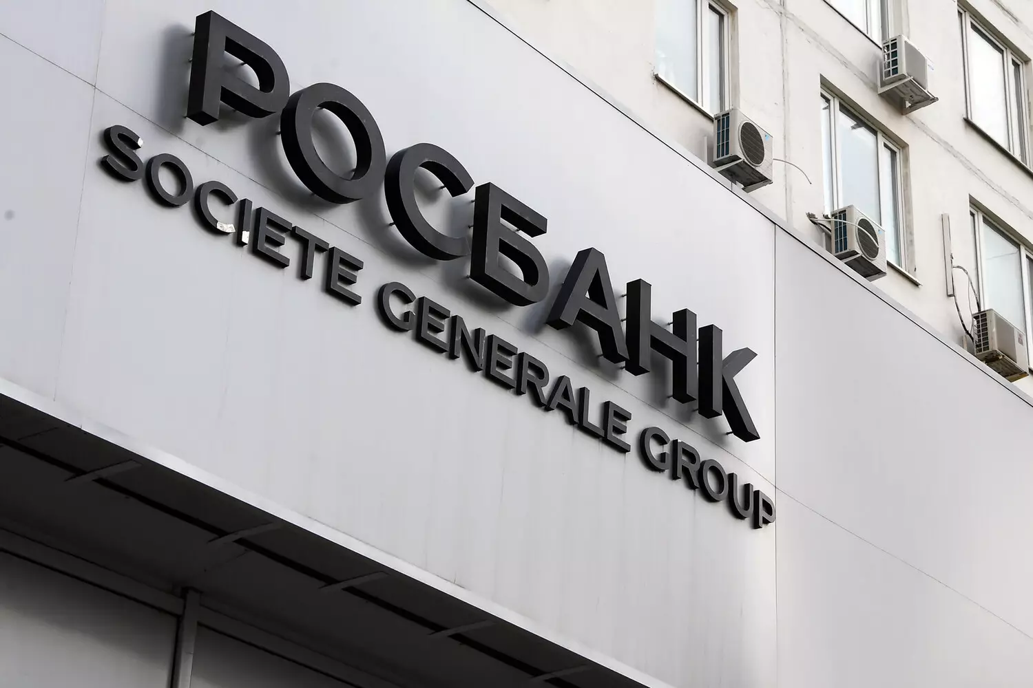 Böyük Britaniya Rosbank-a qarşı sanksiyaları ləğv etdi
