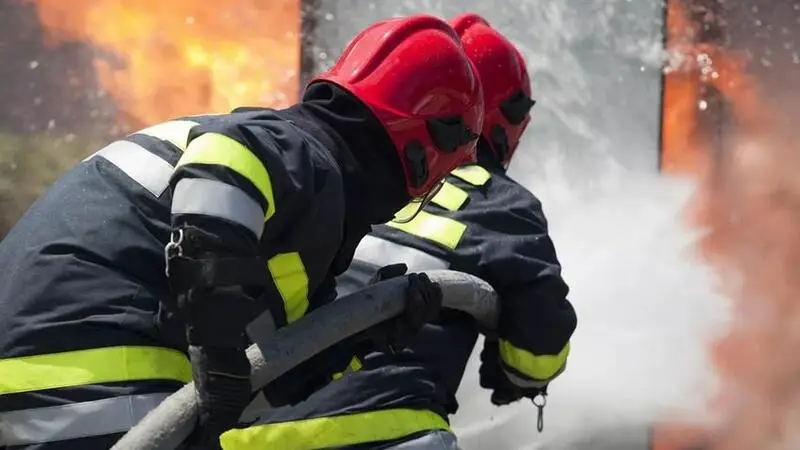 Buzovnada taxta tullantılar olan sahə yanıb