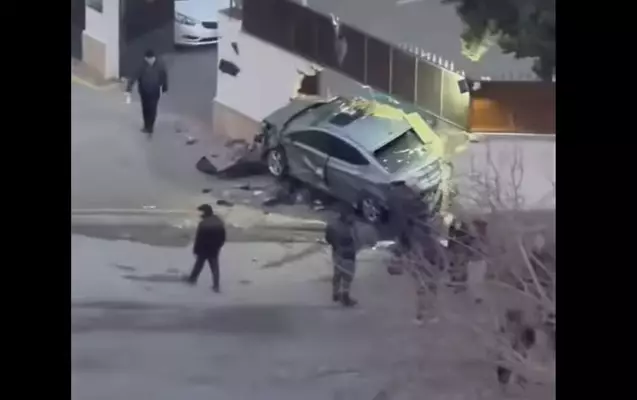 Maşını polis bölməsinin hasarına çırpdı - VİDEO