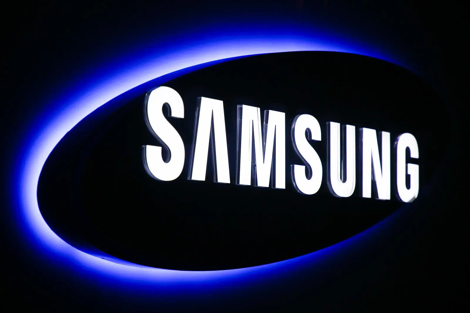 “Samsung” üç ayrı batareyaya malik qatlanan smartfon buraxacaq
