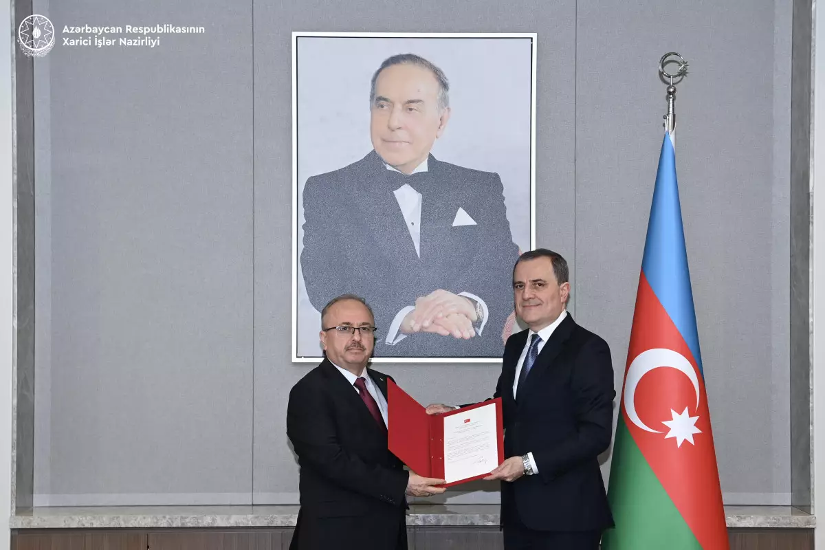 Birol Akgün etimadnaməsinin surətini Ceyhun Bayramova təqdim edib - FOTO