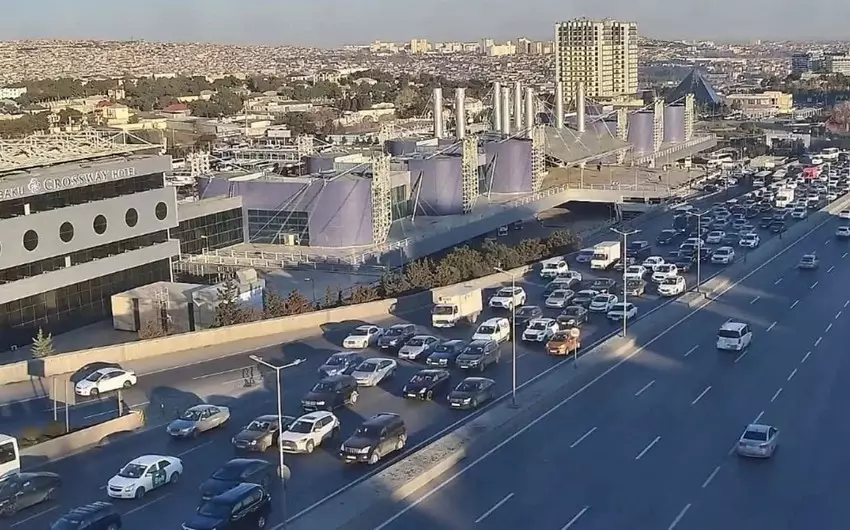 Bakının bir sıra yollarında tıxac yaranıb - SİYAHI