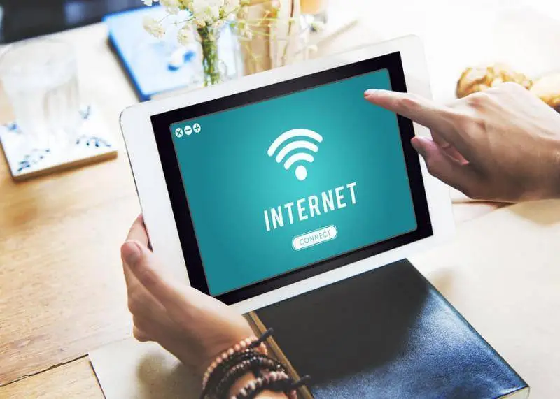 İnternet provayderi digər rəqibinin “haqsız rəabətdə” yol verdiyini iddia edir