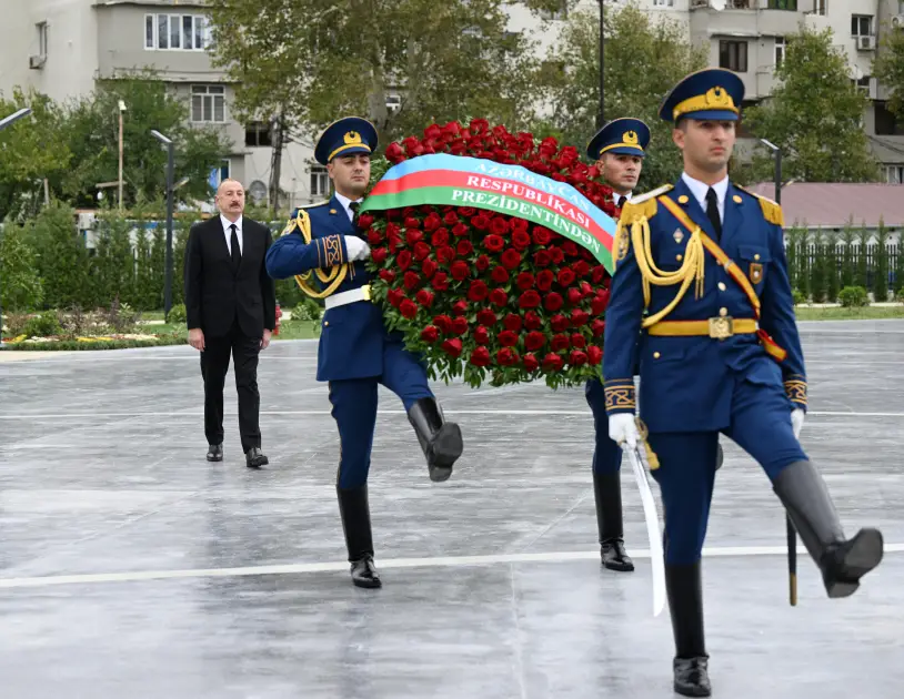 İlham Əliyev Anım Günü ilə əlaqədar Vətən müharibəsi şəhidlərinin xatirəsini bir dəqiqəlik sükutla yad edib