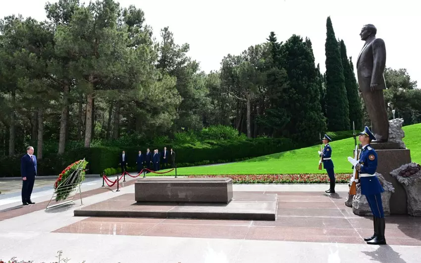Belarusun Baş naziri Fəxri xiyabanı ziyarət edib - FOTO
