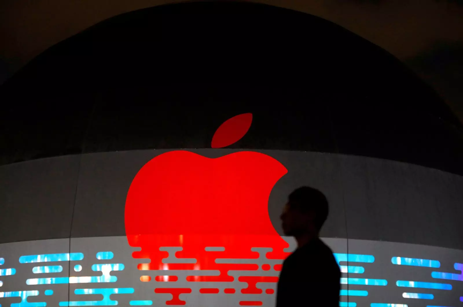 “Apple Türkiye” işçiləri üsyandadır: Aşağı maaş, ağır iş...
