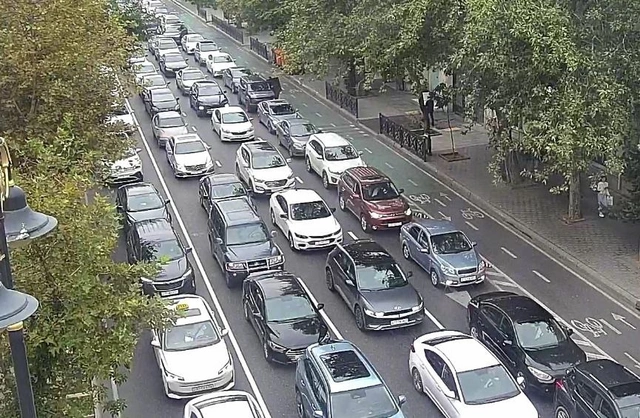 Bakının bəzi küçələrində sıxlıq yaranıb