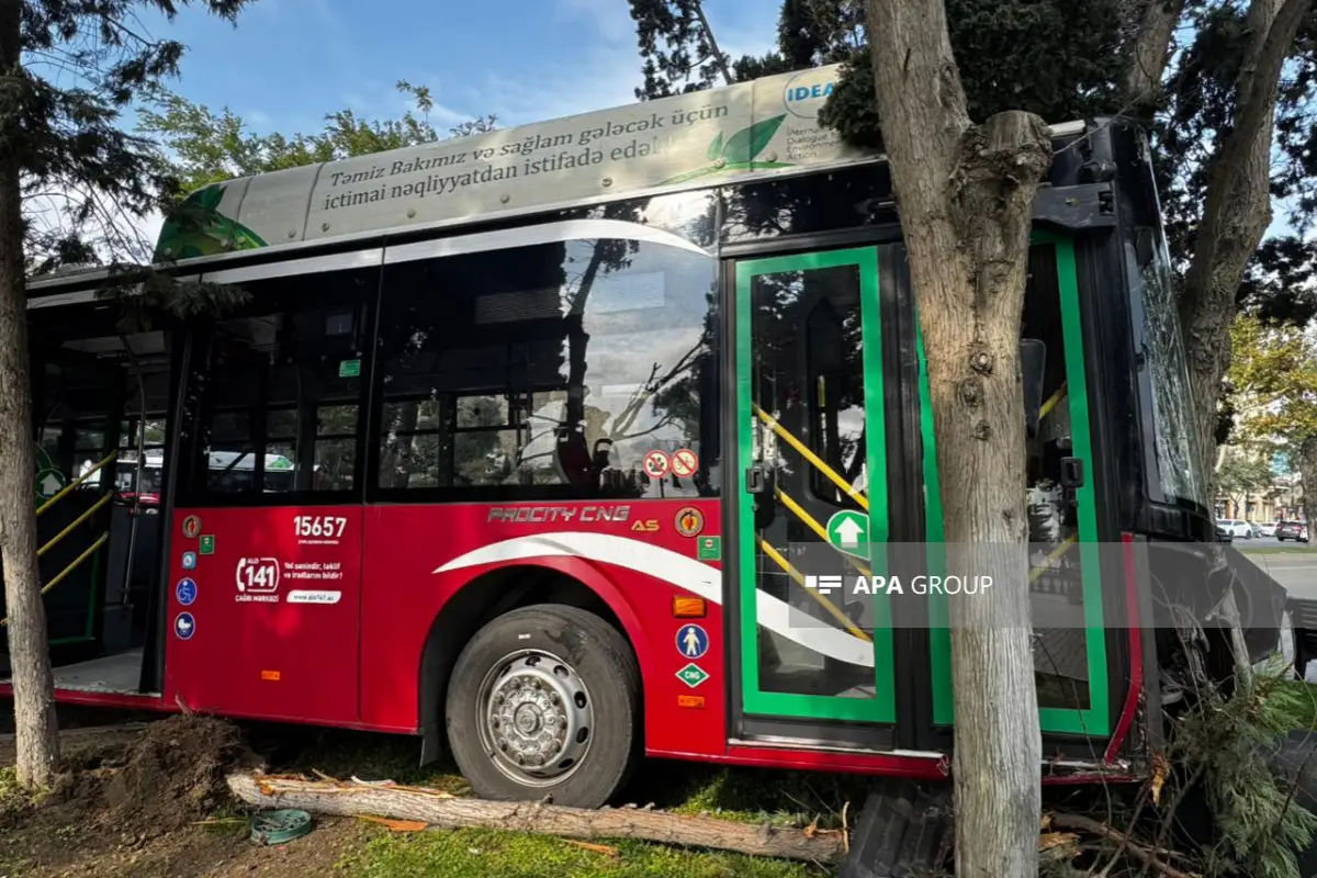 Bakıda "BakuBus"ın avtobusu qəza törədib - FOTO