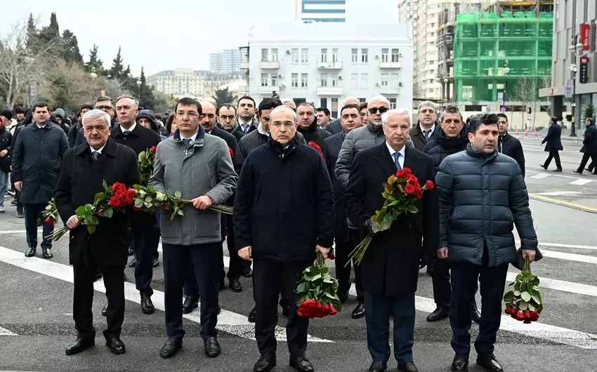İqtisadiyyat Nazirliyinin rəhbərliyi “Ana harayı” abidəsini ziyarət edib