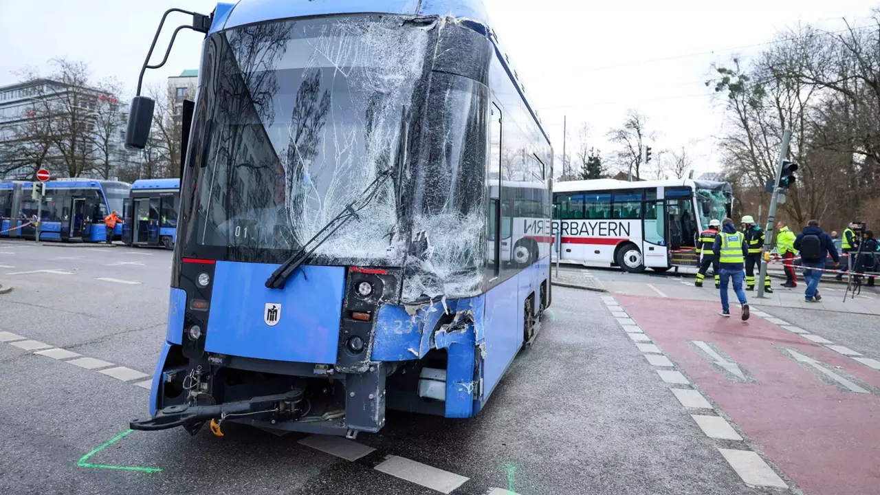 Münxendə məktəb avtobusu tramvayla toqquşub: 12 yaralı var - VİDEO