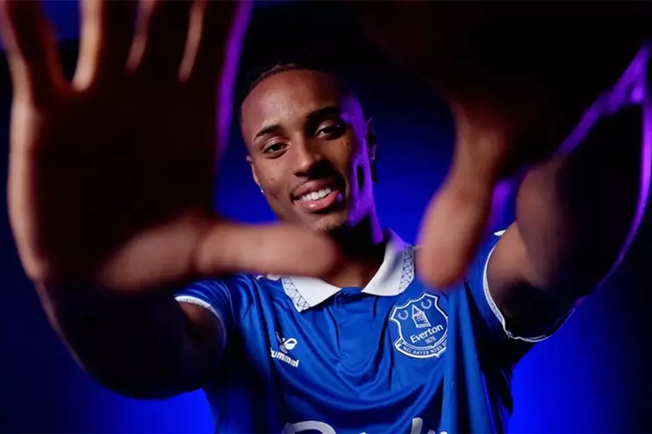 "Everton" 15 milyona hücumçu aldı