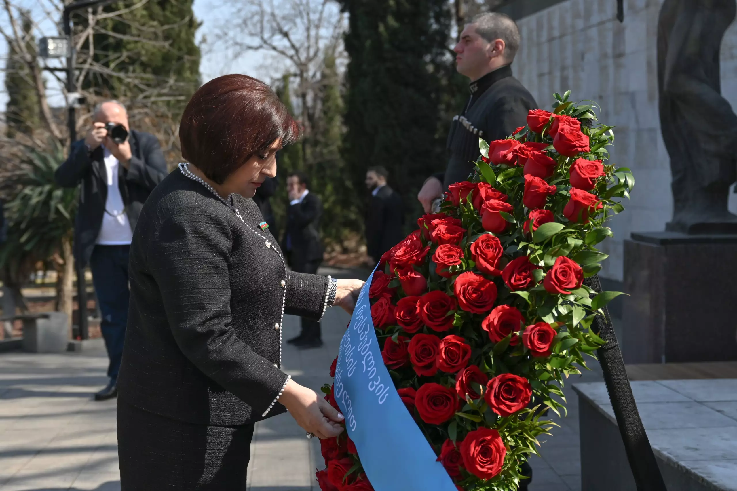Sahibə Qafarova Tbilisidə Ulu Öndər Heydər Əliyevin abidəsini ziyarət edib - FOTO