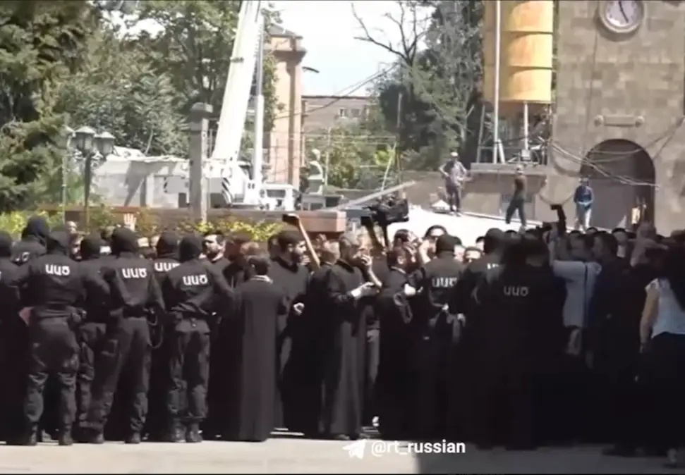 Ermənistanda xüsusi təyinatlılar kilsə başçısının iqamətgahına daxil olub - VİDEO