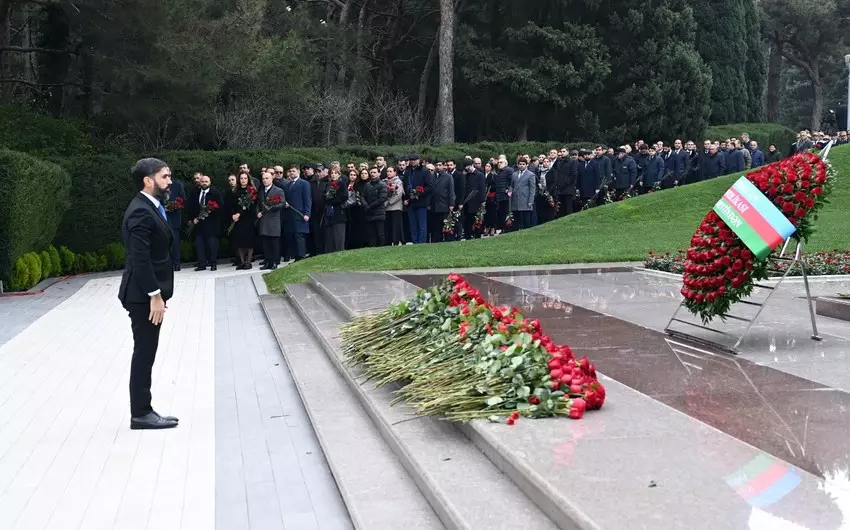 SOCAR-ın kollektivi Ulu Öndər Heydər Əliyevin məzarını ziyarət edib - FOTO