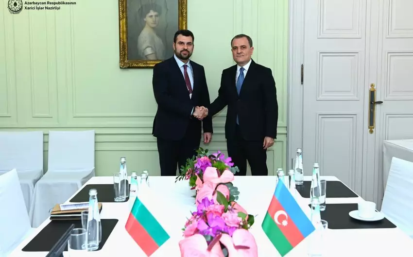 Ceyhun Bayramov bolqarıstanlı həmkarı ilə beynəlxalq təhlükəsizlik məsələlərini müzakirə edib