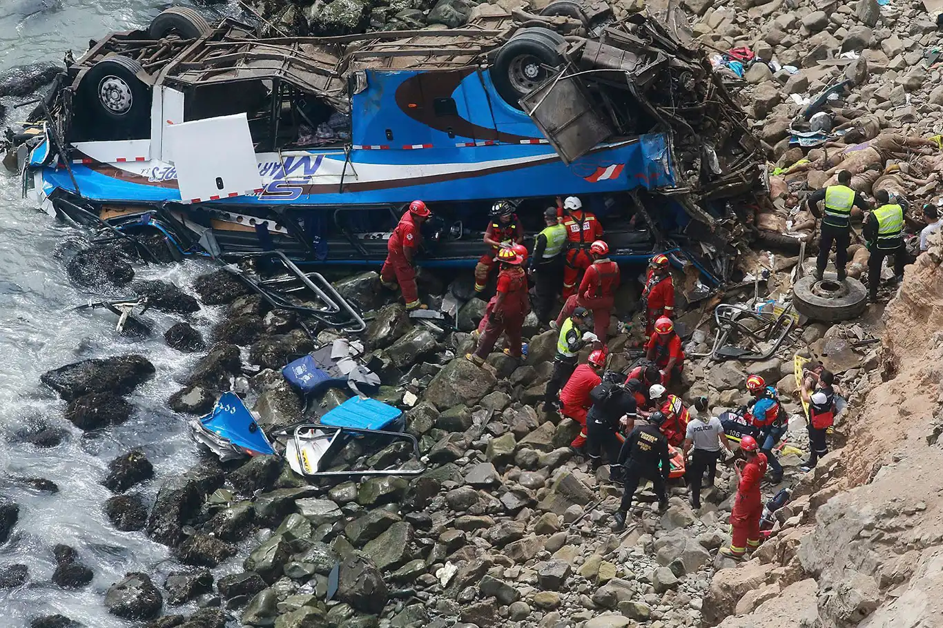 Peruda avtobus qəzası oldu, çox sayda ölən və yaralananlar var