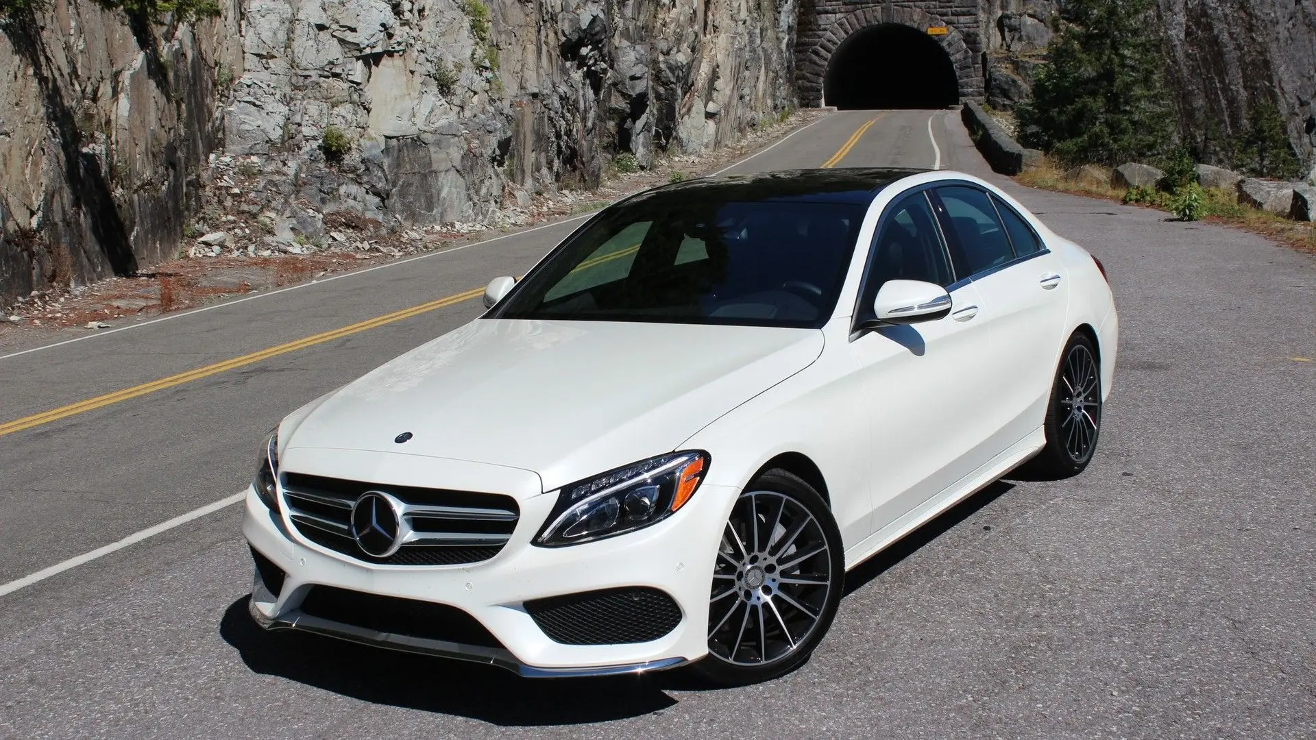 "Mercedes-Benz"in gəliri azaldı