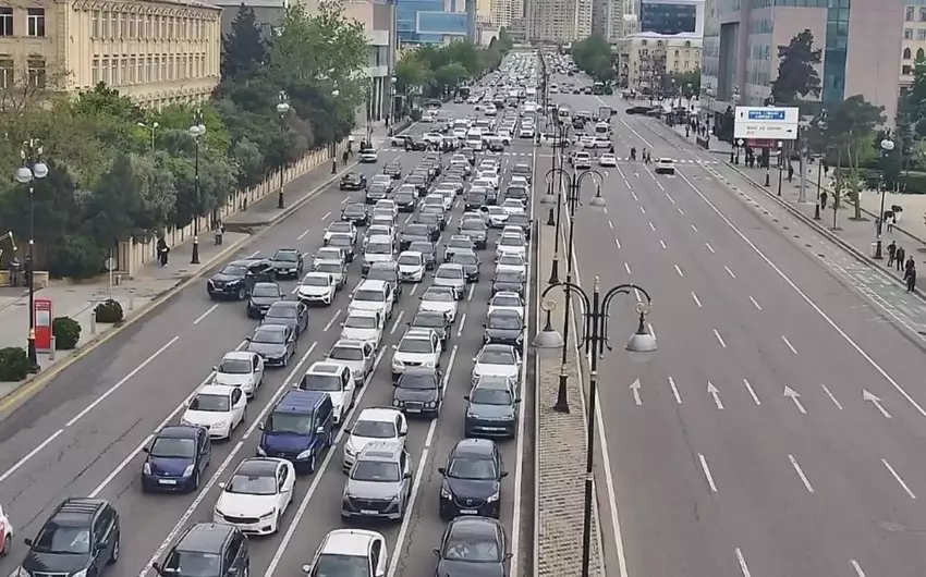 Bakının bir sıra yollarında nəqliyyatın sıxlığı müşahidə olunur